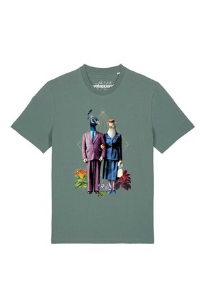 Grünes T-Shirt mit einer Abbildung von zwei humanoiden Figuren mit Vogelköpfen, die Vintage-Formalkleidung tragen und von bunten Blumen umgeben sind.