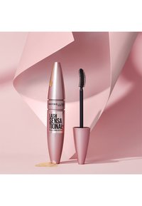 Mascara Maybelline Lash Sensational in un tubo rosa con un applicatore nero. Presenta un pennello affusolato per un effetto ventaglio completo, con residui di prodotto visibili.