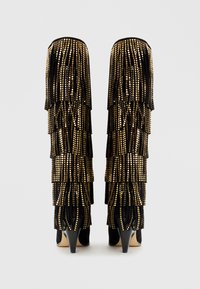 Crne čizme do koljena s kaskadnim zlatnim šljokicama, s špicastim potpeticama i teksturiranim dizajnom.