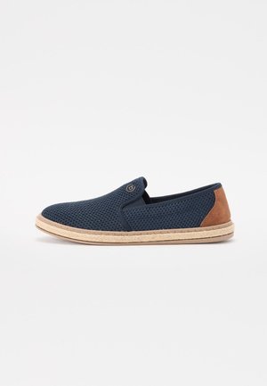 Marinefarbene Schlupfschuhe mit atmungsaktivem Mesh-Obermaterial, braunen Wildlederakzenten und hellbrauner Sohle. Abgerundete Zehenpartie und elastische Seiten für einfaches Anziehen.