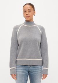 Γκρι λαιμόκοψη πουλόβερ με ριγωτή υφή, με εκρού λεπτομέρειες στον γιακά, στις ραφές και στο στρίφωμα. Στενή εφαρμογή.