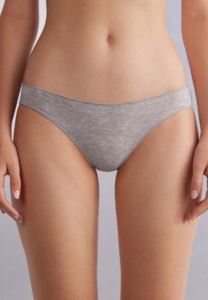 Bas de bikini en coton gris avec une texture lisse et un design minimaliste. Présente une ceinture élastique large et une coupe basse.