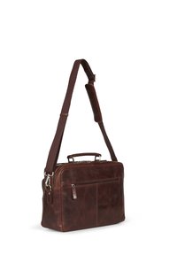 Malette en cuir brun avec une bandoulière amovible de couleur brune, compartiment principal zippé et poche avant. Présente une texture lisse et un design structuré.
