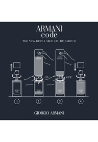 Påfyllingsinstruksjoner for Armani Code Eau de Parfum: fjern korken, vri flasken for å justere, trykk på toppen av flasken for å fylle på, vri for å låse, sett på korken igjen.
