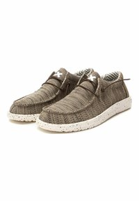 Zapatos de tela trenzada marrones con una suela blanca moteada, con cordones marrones y un forro interior con patrón. Diseño de punta redondeada.