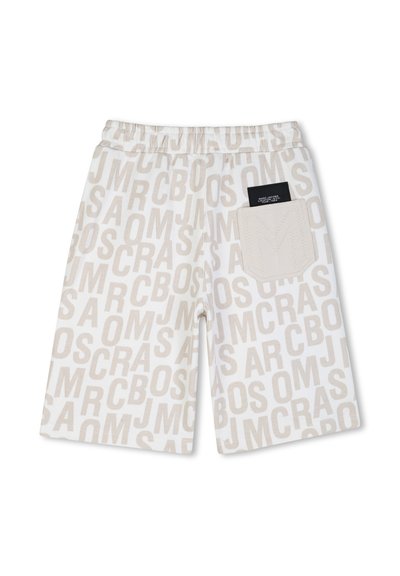 Beige en witte korte broek met een all-over Marc Jacobs-tekstprint, een elastische tailleband en een achterzak met een zwart label en een geborduurd "M"-embleem.