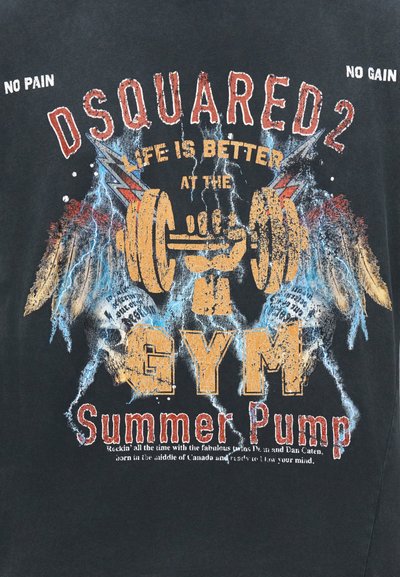 Έντονο κείμενο με τη φράση «DSQUARED 2», ένα χέρι που κρατά μια μπάρα με βάρη, αστραπή, φτερά, κρανία και φράσεις σχετικά με το γυμναστήριο και την ενέργεια του καλοκαιριού.
