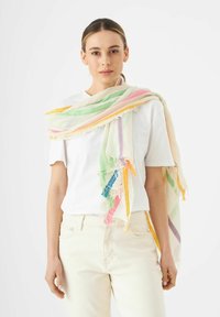 Écharpe légère en crème, dotée de rayures tissées vertes, roses, jaunes et bleues, avec des bords effilochés et des motifs texturés.