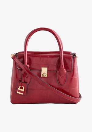 Rote Lederhandtasche mit Krokodilstruktur, goldfarbenem Verschluss, doppelten Griffen und abnehmbarem Schulterriemen.