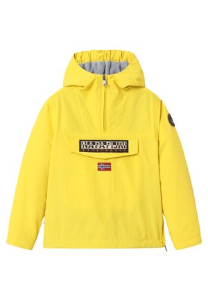 Chaqueta amarilla con capucha, cremallera frontal, una gran solapa de bolsillo con la etiqueta "Napapijri" y una pequeña bandera de Noruega debajo del bolsillo en la parte delantera.