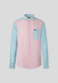 Gestreifte Button-up-Hemd mit der linken Seite in Pink und der rechten Seite in Hellblau, ausgestattet mit einer einzelnen Tasche sowie kontrastierenden Kragen und Ärmeln.