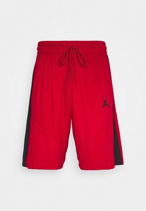Rode sportshorts met zwarte zijpanelen en een zwart Jumpman-logo op het rechterbeen, voorzien van een elastische tailleband met trekkoord.