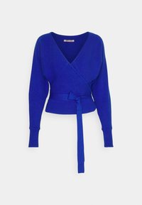 Niebieski dziergany sweter w formie narzuty z długimi rękawami i związanym paskiem w talii, z dekoltem w kształcie litery V oraz teksturą prążkową.