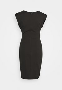 Robe noire ajustée avec des manches courtes, longueur genoux, design structuré, tissu texturé et une fermeture éclair visible au dos. Style simple et élégant.