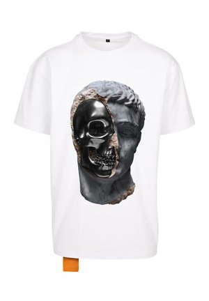 Valkoinen t-paita, jossa on graafinen kuva puolimarmoripatsaasta ja puolimustasta kallosta, korostaen vastakkaisia tekstuureja ja värejä. Oranssi etiketti helmasssa.