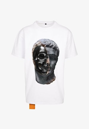 Valkoinen t-paita, jossa on graafinen kuva puolimarmoripatsaasta ja puolimustasta kallosta, korostaen vastakkaisia tekstuureja ja värejä. Oranssi etiketti helmasssa.