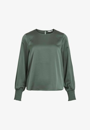 Blusa a maniche lunghe in satin verde spento con polsini arricciati, scollatura rotonda e chiusura con bottone a chiave sul retro.