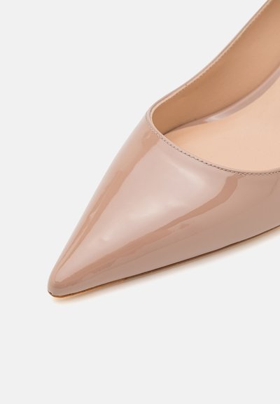 Stuart Weitzman KITTEN - Saltos clássicos - fawn