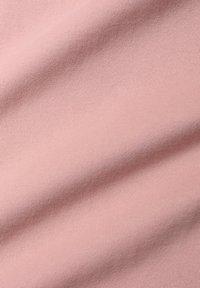 Svetloružová elastická látka s hladkým povrchom a jemným rebrovaním. Materiál vyzerá mäkko a flexibilne s jemnými vlnkovými záhybmi.