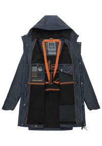 Giacca impermeabile blu Navy con dettagli arancioni, numerose tasche interne e una fodera morbida al tatto. Presenta un cappuccio removibile e una zip frontale.