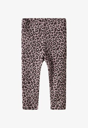 Leggings z leopardjim vzorom iz mehkega in raztegljivega materiala, ki imajo svetlo roza osnovo z temno rjavimi in črnimi pikami. Elastičen pas, dolžina do gležnjev.
