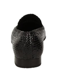 Schwarze geflochtene Loafers mit glatter Textur, runder Spitze und niedrigem Absatz. Das komplexe Muster verleiht dem Gesamtdesign Tiefe.