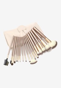 Makeup børstesett med 15 børster og en kremfarget clutch. Børstene har metallisk rosegullhåndtak og myke bust i forskjellige former.