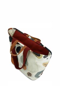 Borsa a tracolla in tela con un design astratto colorato composto da forme curve in beige, marrone e blu. Interno rosso e manici resistenti.