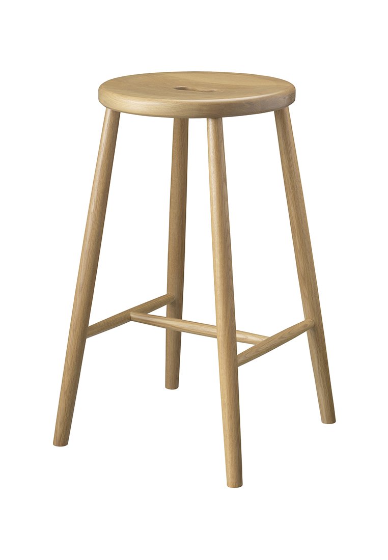 Taburete de bar de madera con un asiento redondo y suave y cuatro patas cónicas. Acabado de roble claro natural con una barra de soporte y grano de madera visible.