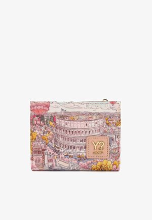 Portafoglio compatto con illustrazione colorata del Colosseo, mongolfiera, skyline e toppa con logo "Y? NOT MILANO" sul davanti.