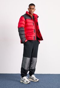 The North Face M RETRO DENALI PANT - Tracksuit bottoms - black/moonstone grey