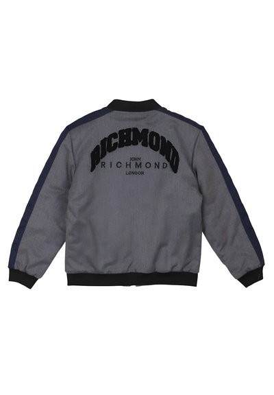 Giacca bomber grigia con colletto e polsini a coste neri. Presenta pannelli laterali blu navy e un grande testo nero "RICHMOND" sul retro.