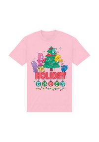 Lichtroze T-shirt met korte mouwen met een cartoon vakantie scène, kerstboom en de tekst "HOLIDAY CHEER" in vetgedrukte, kleurrijke letters.