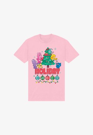 T-shirt rosa chiaro a maniche corte con un cartone animato di una scena festiva, un albero di Natale e testo che recita "FELICITÀ FESTIVA" in lettere grandi e colorate.