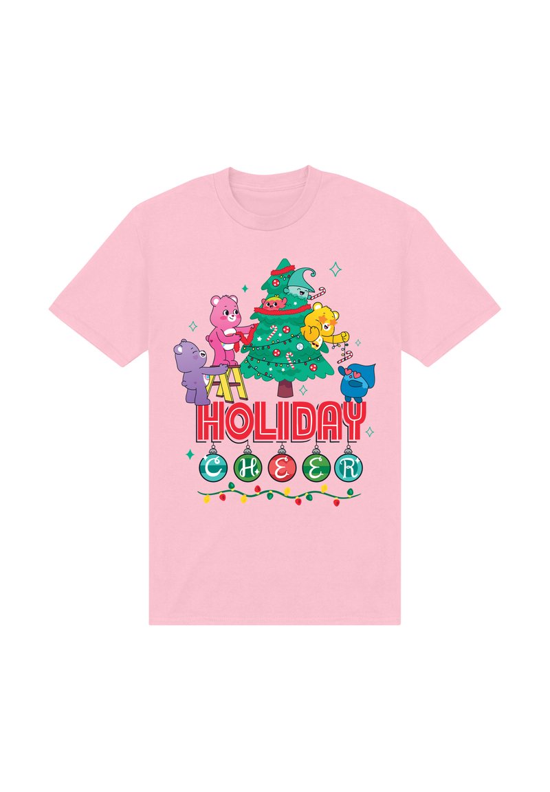 Lichtroze T-shirt met korte mouwen met een cartoon vakantie scène, kerstboom en de tekst "HOLIDAY CHEER" in vetgedrukte, kleurrijke letters.