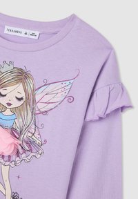 Fioletowa bluzka dla dzieci z długim rękawem, z falbaniaszczymi rękawami i grafiką wróżki, która zawiera błyszczące skrzydła, srebrną koronę i różowy materiałowy kwiatek.