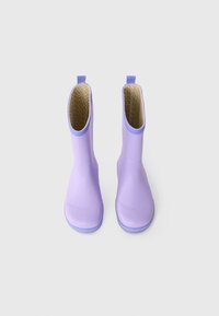 Bottes de pluie en caoutchouc lavande avec une surface lisse, hauteur cheville et doublure intérieure à motifs. Elles possèdent des tirettes à l'arrière pour un enfilage facile.