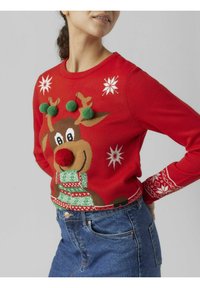 Rode gebreide trui met een rendierdesign, groene pompons, witte sneeuwvlokken en patroonaccenten aan de zoom en mouwen.