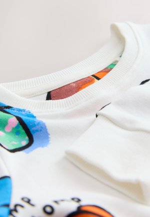 Sweatshirt blanc avec un col côtelé, des motifs abstraits colorés en bleu, vert, orange et rose, avec une texture douce.
