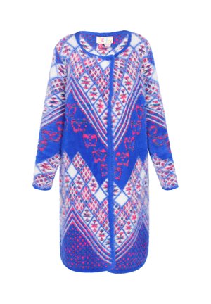 Zils rakstāms kardigans ar pūkainu tekstūru, ģeometriskiem dizainiem rozā un baltā krāsā, garām piedurknēm un atvērtu priekšu bez aizdare.