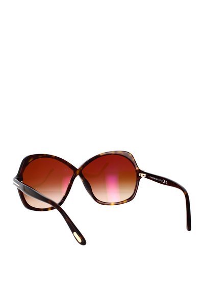 Occhiali da sole tartaruga marrone con una forma a farfalla unica e lenti gradiente rosa. Presentano stanghette nere sottili con dettagli dorati.