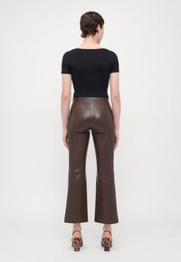 ONLY Tall ONLSMOOTH KICK FLARE - Pantaloni - seal brown