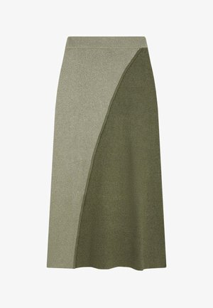 Olivenfarvet nederdel i mellemlang A-form med et struktureret stof og et diagonalt split-design i en lysere nuance.