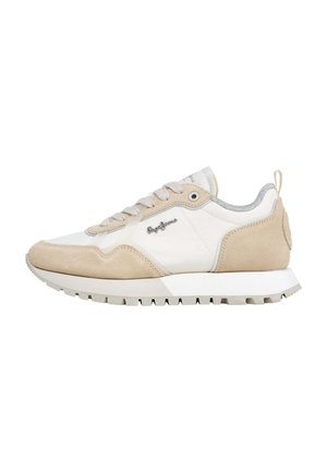 Beige en witte sportschoenen van suede en leer, met een rond neuzenontwerp, een gestructureerde zool en het merkteken aan de zijkant.