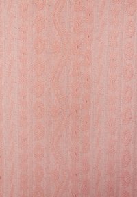 Textilstoff mit einem strukturierten Muster in sanftem Rosa, mit erhabenen kreisförmigen und gewellten Designs sowie einer glatten Oberfläche.