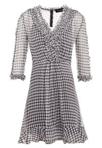 Vestido de cuadros grises y blancos con detalles con volantes en el escote y las mangas, que presenta una cintura ajustada y un dobladillo acampanado.
