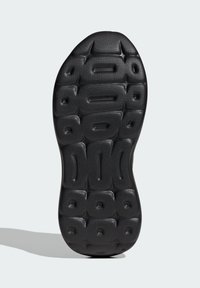 Sole in gomma nera con un design testurizzato e stampato che presenta ritagli rettangolari e ovali per una maggiore aderenza e flessibilità.