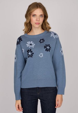 Pull en tricot bleu clair avec un motif floral en bleu foncé et bleu clair. Il présente un col rond et des poignets et un ourlet côtelés.