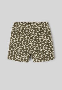 Shorts vert olive avec un motif en dentelle florale blanche sur toute la surface, coupe plate à l'avant et ourlet droit sur un fond uni.