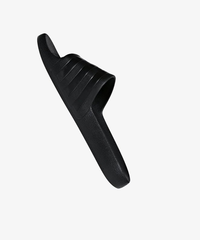 Infradito neri in gomma testurizzata, dotati di tre cinturini rialzati e di una soletta sagomata per il comfort. Design elegante e minimalista.